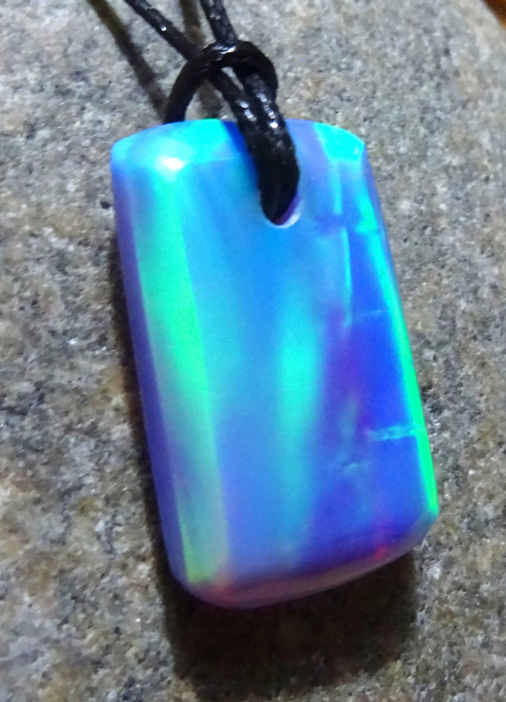 Aurora Opal Anhänger – synthetisch, Farbwechsel blau-grün-violett, 30 × 17 mm