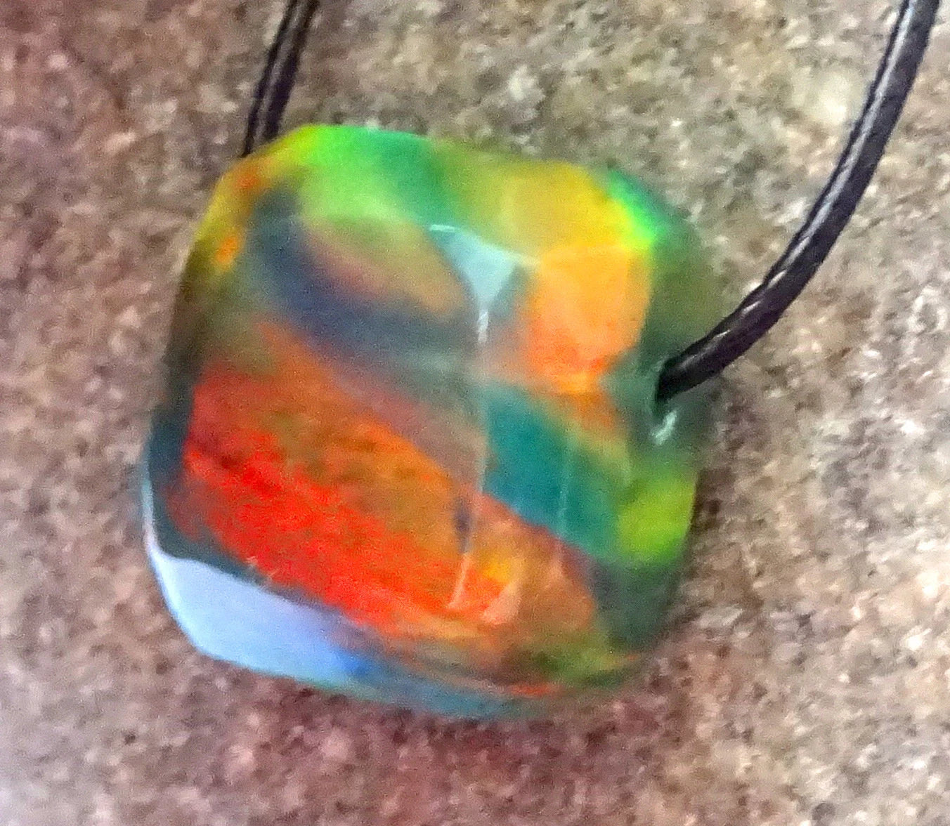 Aurora Opal Anhänger – Synthetisch, Freeform, Grün-Orange, handgeschliffen