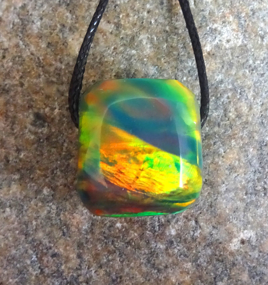 Aurora Opal Anhänger – Synthetisch, Freeform, Grün-Orange, handgeschliffen