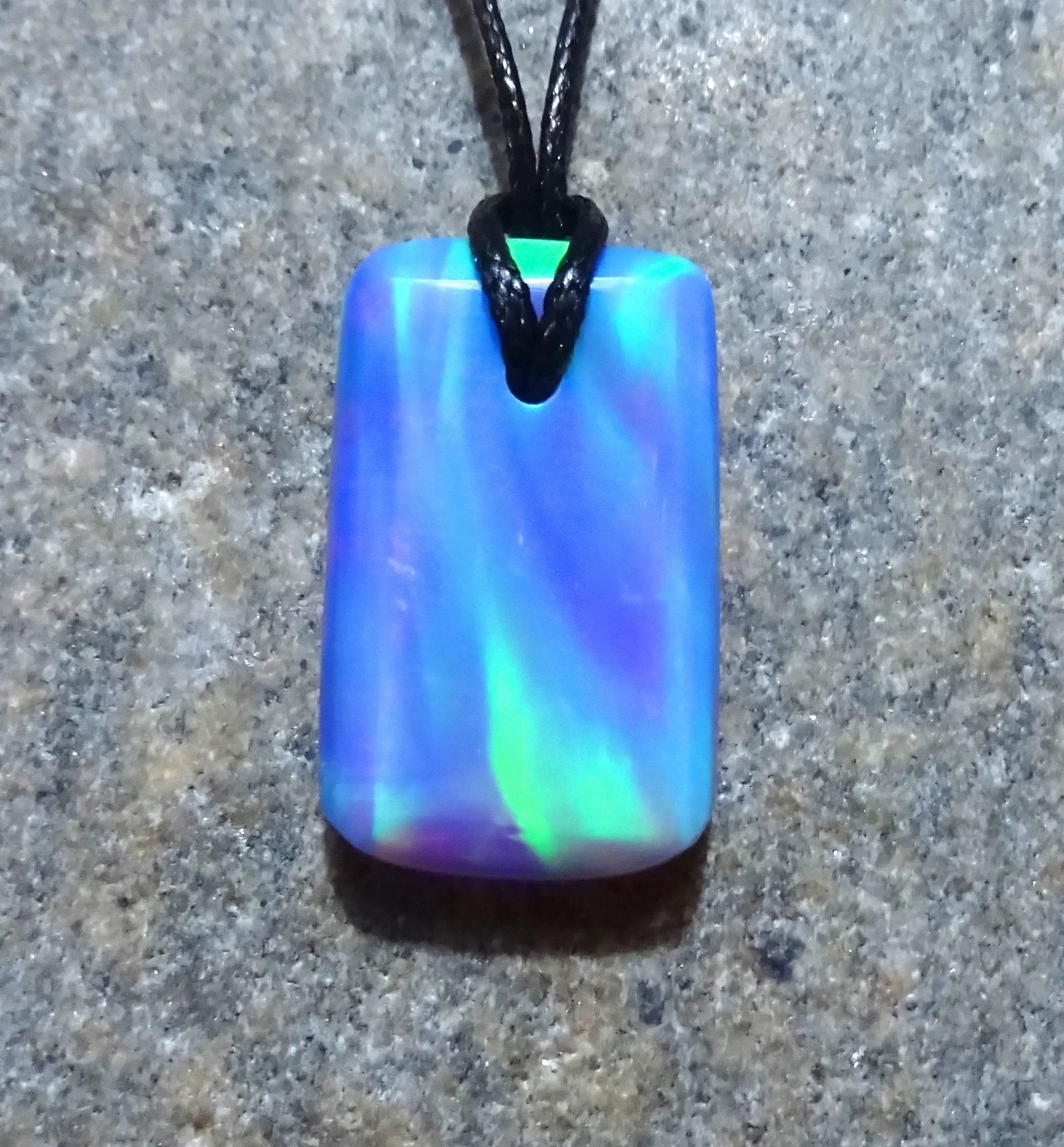 Aurora Opal Anhänger – synthetisch, Farbwechsel blau-grün-violett, 30 × 17 mm