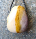 Mookait Anhänger – Zweifarbig, 35×22 mm, aus Australien, mit Band