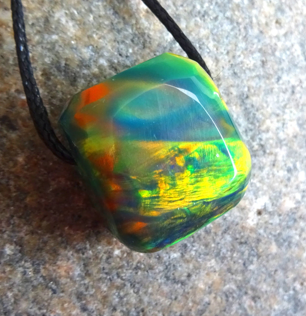 Aurora Opal Anhänger – Synthetisch, Freeform, Grün-Orange, handgeschliffen