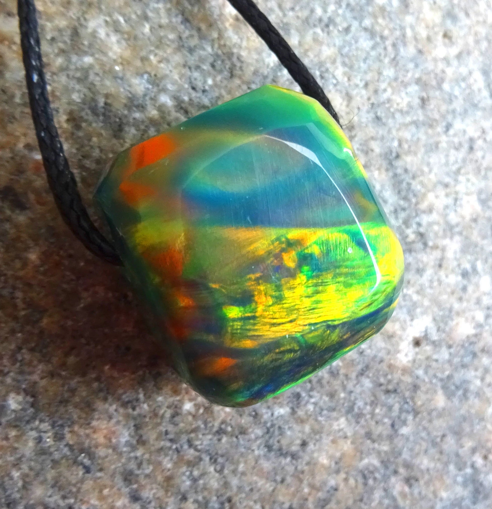 Aurora Opal Anhänger – Synthetisch, Freeform, Grün-Orange, handgeschliffen
