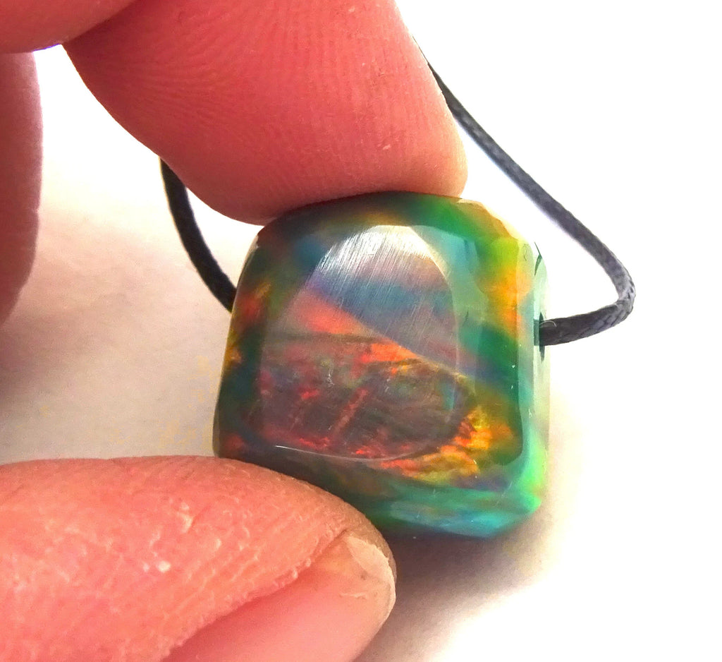 Aurora Opal Anhänger – Synthetisch, Freeform, Grün-Orange, handgeschliffen