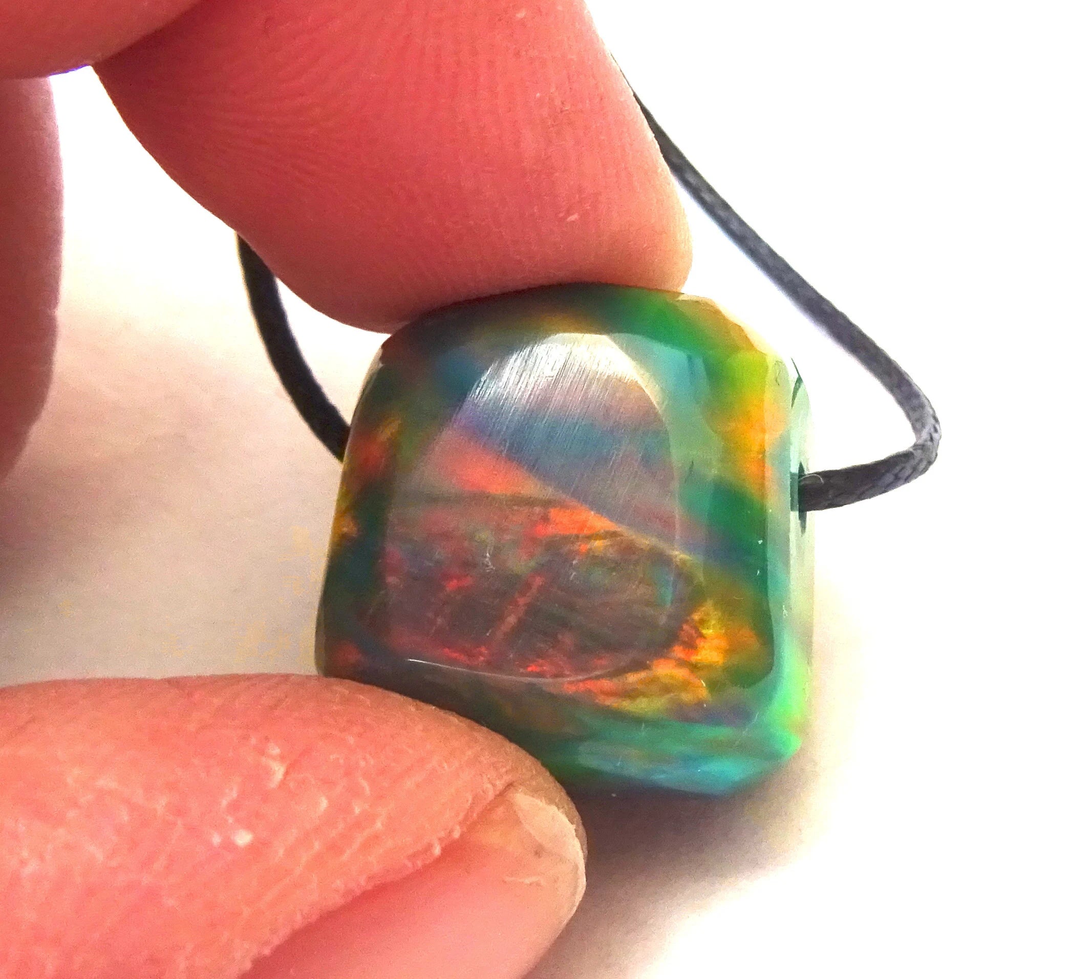 Aurora Opal Anhänger – Synthetisch, Freeform, Grün-Orange, handgeschliffen