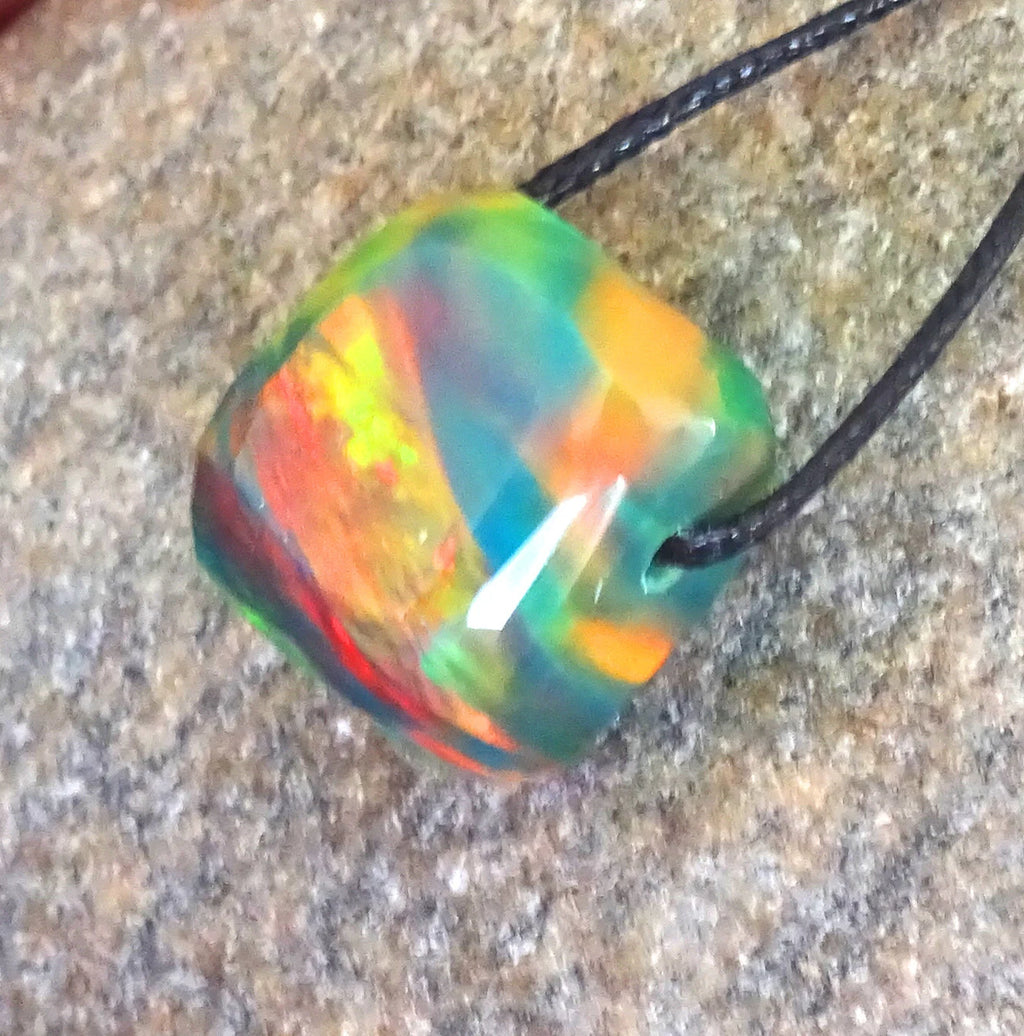 Aurora Opal Anhänger – Synthetisch, Freeform, Grün-Orange, handgeschliffen