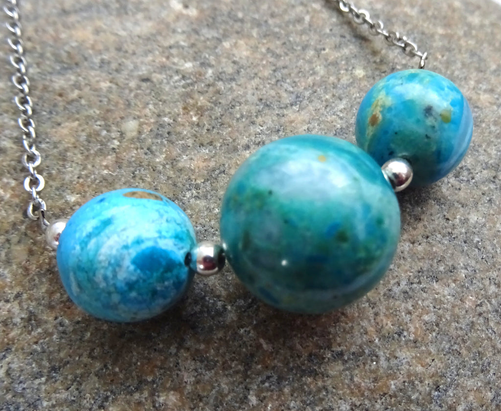 Blaue Atacama-Opalkette mit Hämatit-Zwischenperlen & Edelstahl