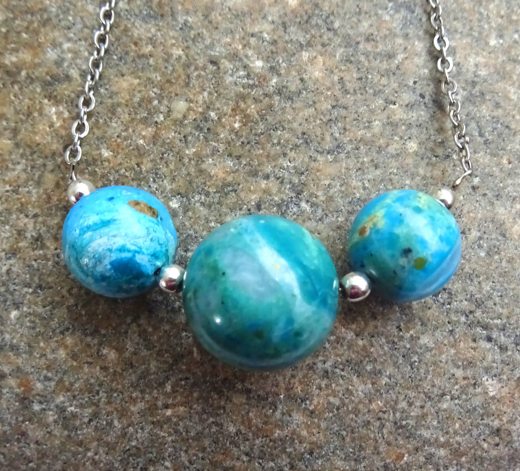 Blaue Atacama-Opalkette mit Hämatit-Zwischenperlen & Edelstahl