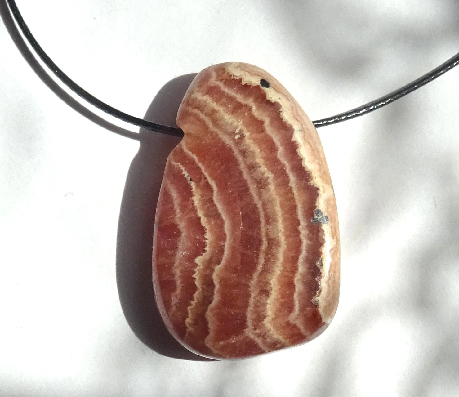 Rhodochrosit Anhänger – Die Rose der Inkas | Lochstein am Band (35×21 mm)