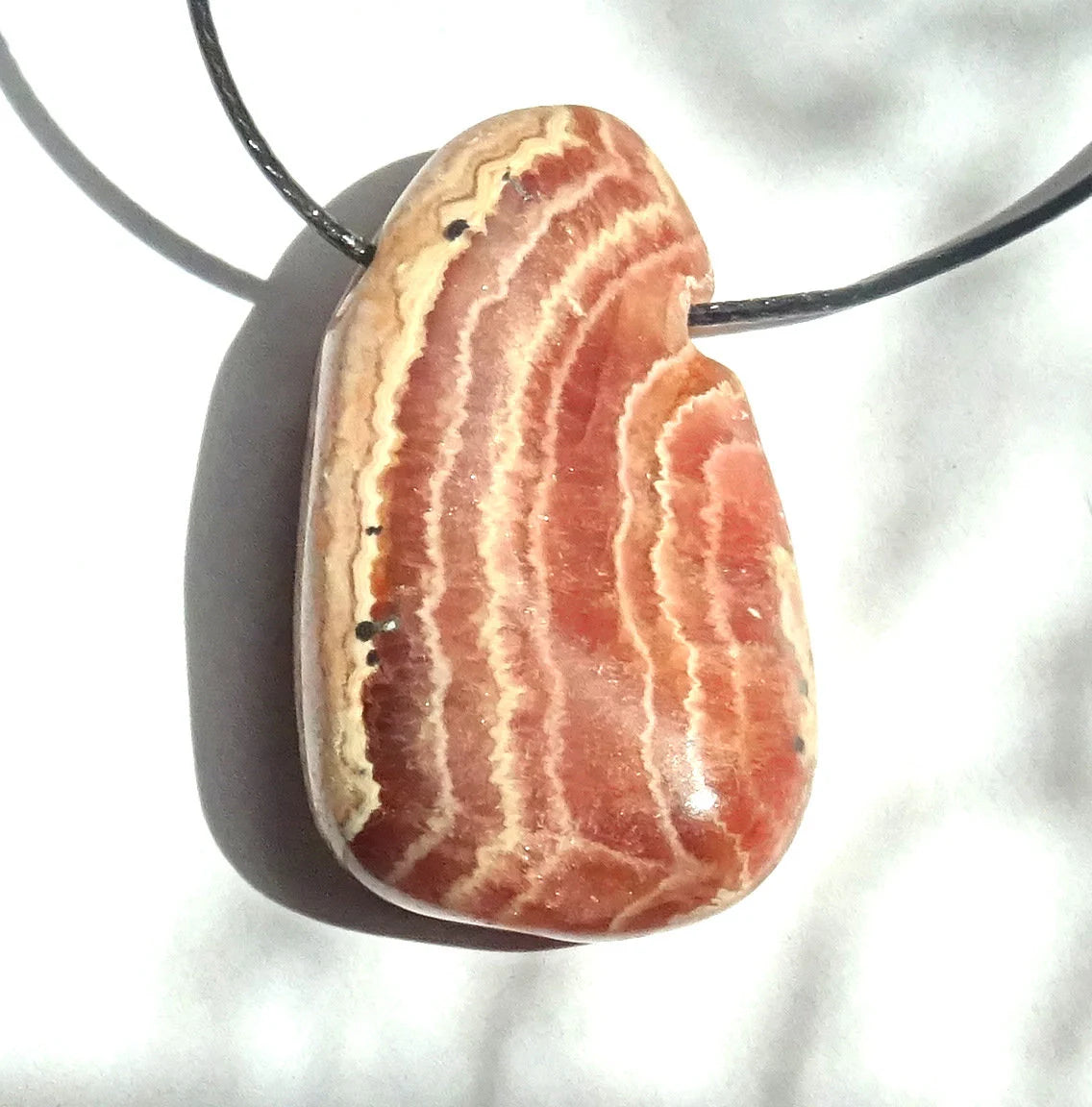 Rhodochrosit Anhänger – Die Rose der Inkas | Lochstein am Band (35×21 mm)