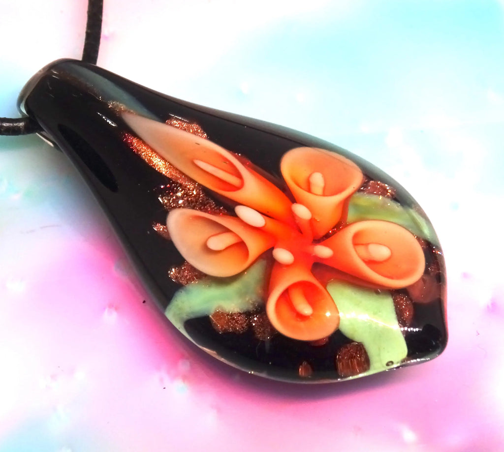 Muranoglas Anhänger | Calla Blume | Schwarzes Lederband | 5 × 3 cm | Handarbeit