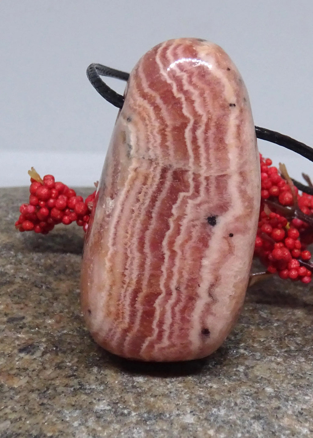 Rhodochrosit Anhänger – Die Rose der Inkas | Lochstein am Band (36×15×11 mm)