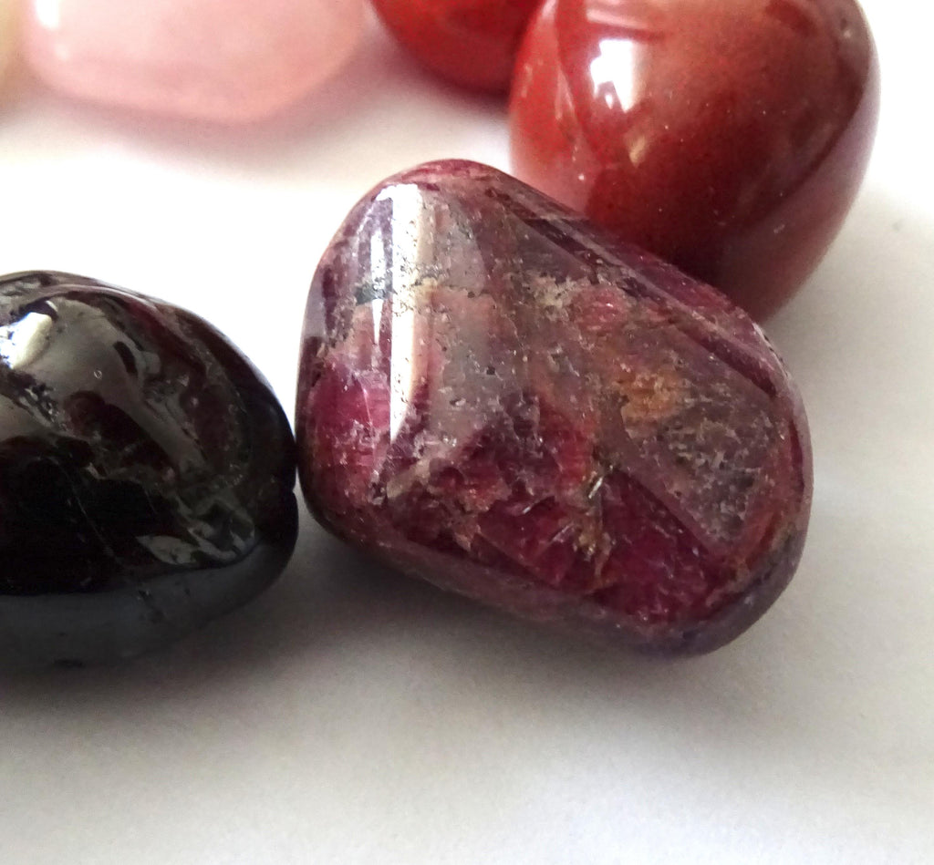 Liebessteine Set mit 9 Edelsteinen – Rosenquarz, Rubin, Granat & mehr | Elassteine