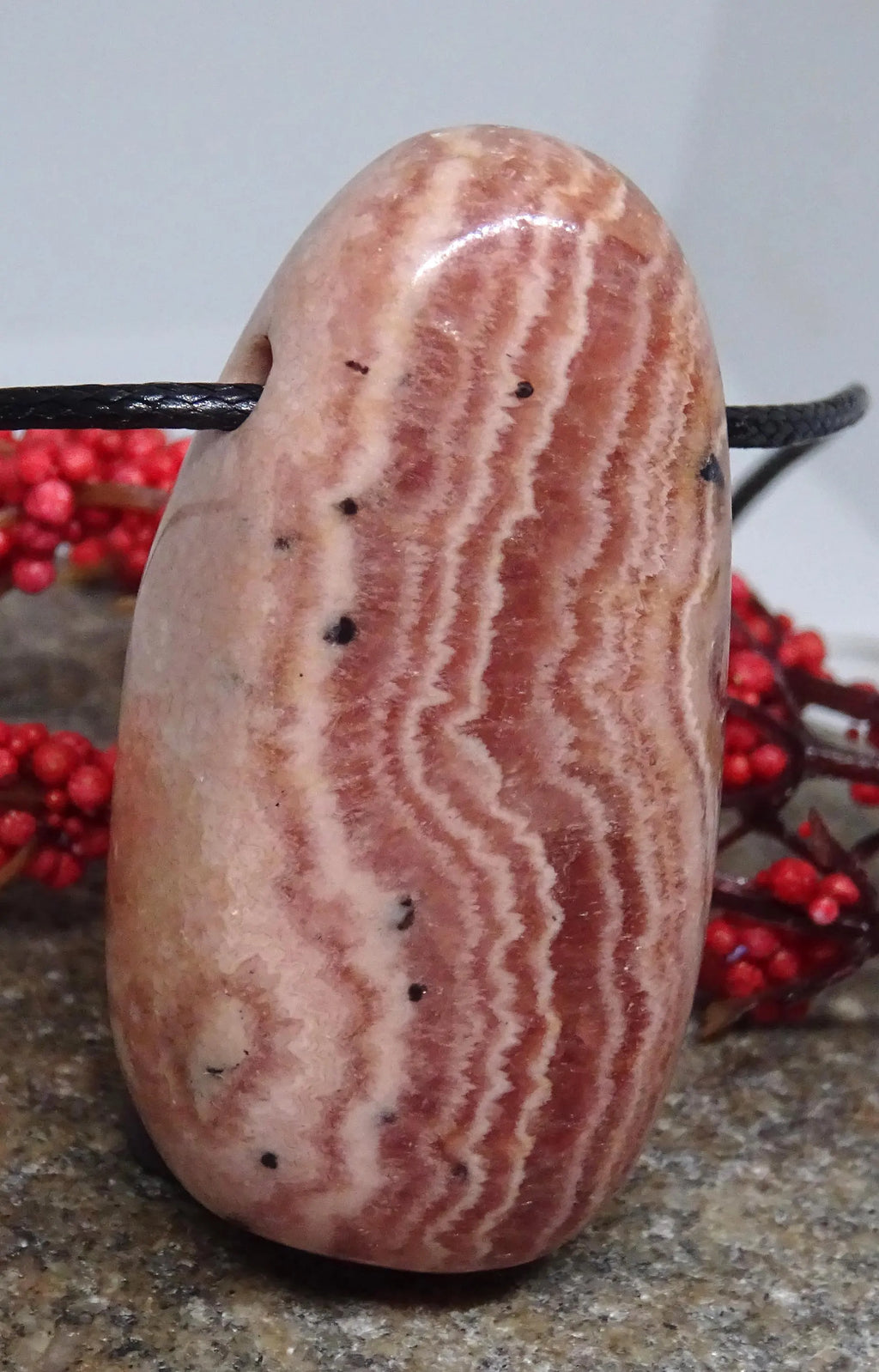 Rhodochrosit Anhänger – Die Rose der Inkas | Lochstein am Band (36×15×11 mm)