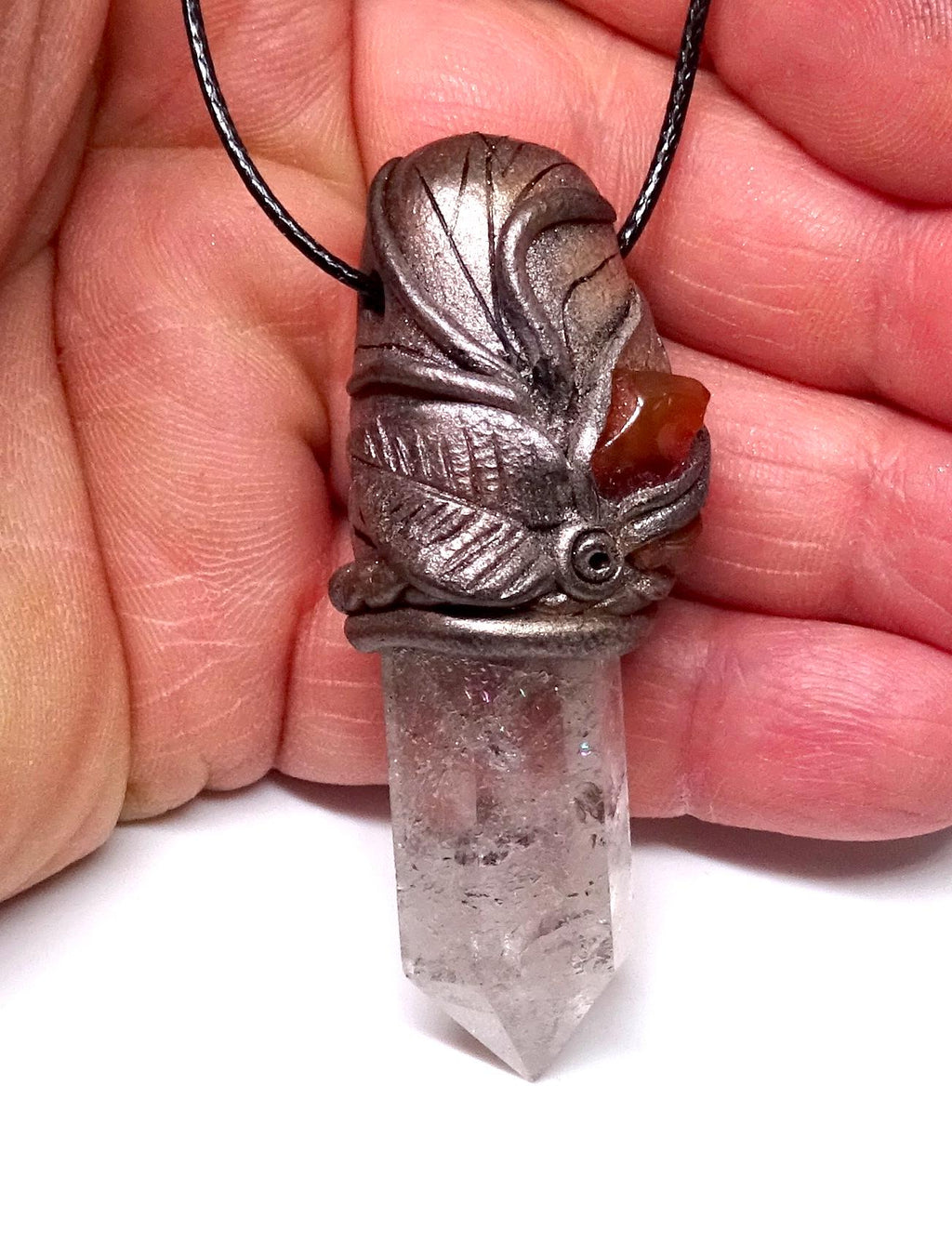 Bergkristallspitze mit rotem Achat & Polymer Clay – Handgefertigter Anhänger
