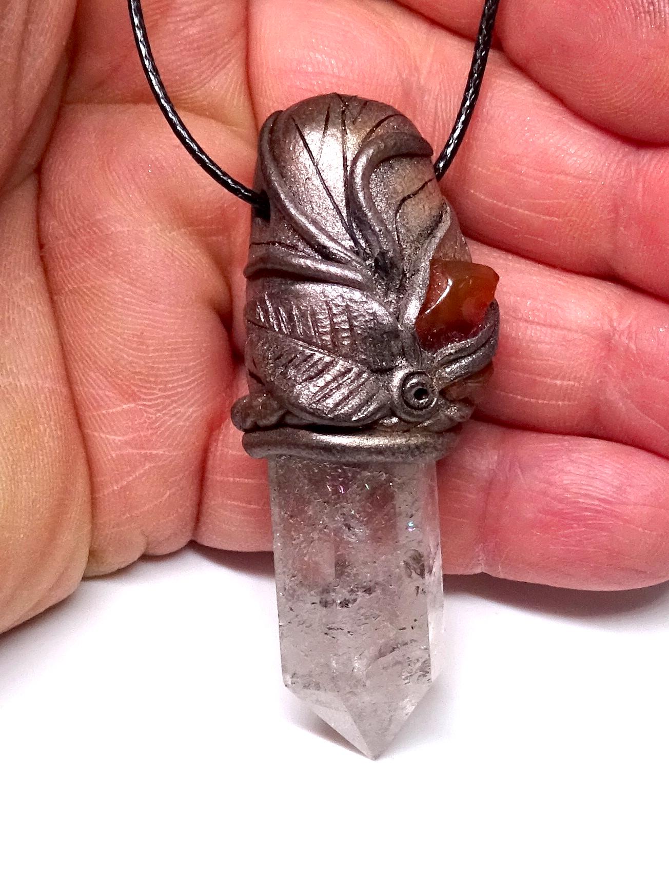 Bergkristallspitze mit rotem Achat & Polymer Clay – Handgefertigter Anhänger