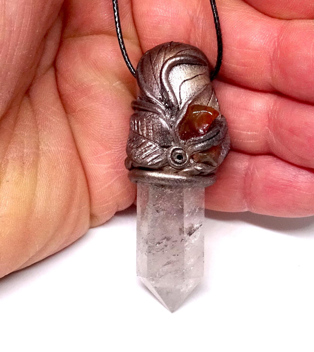 Bergkristallspitze mit rotem Achat & Polymer Clay – Handgefertigter Anhänger
