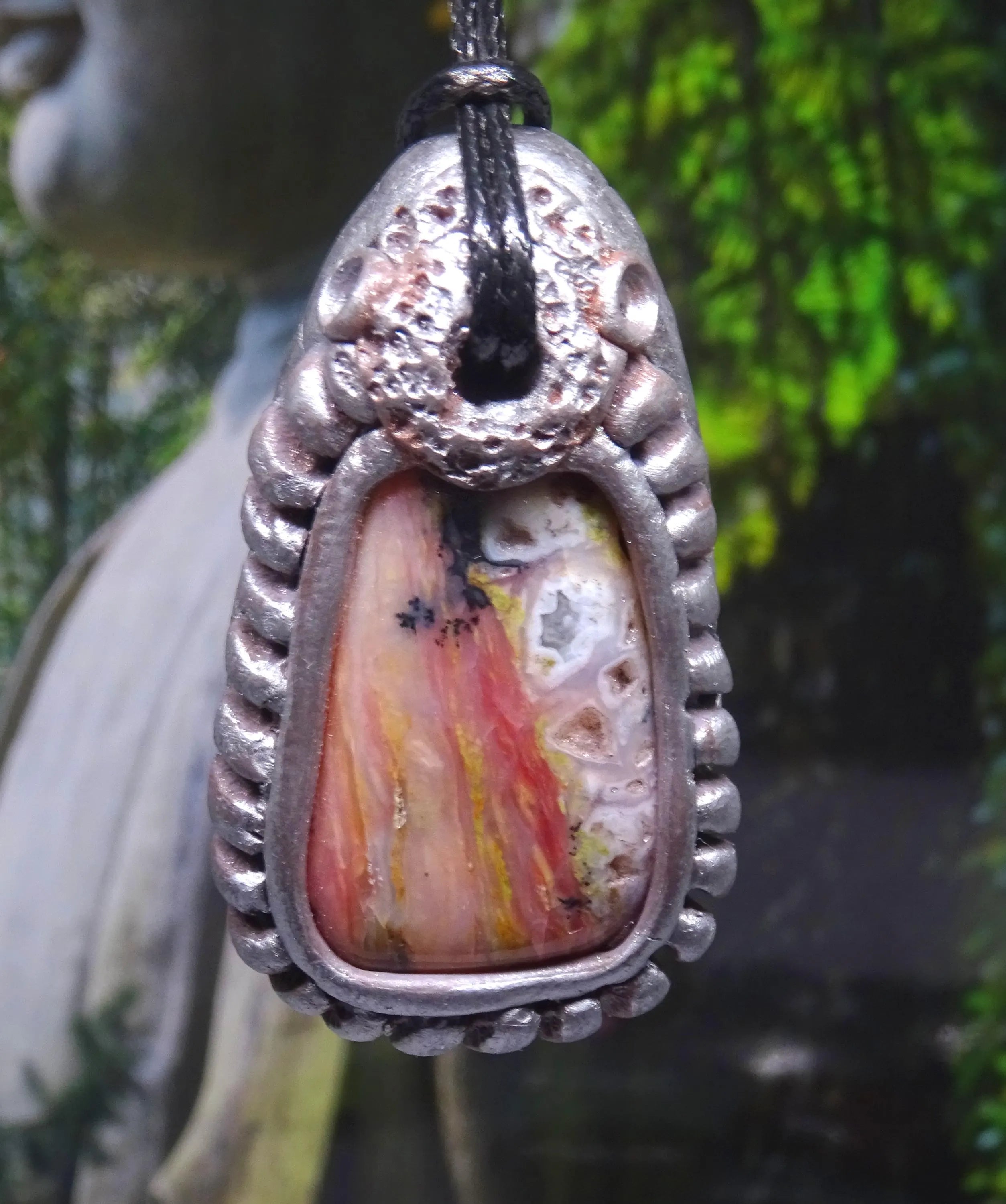 Andenopal Anhänger – Handgefertigt aus Peru | Ton & Opal | ca. 5×3 cm