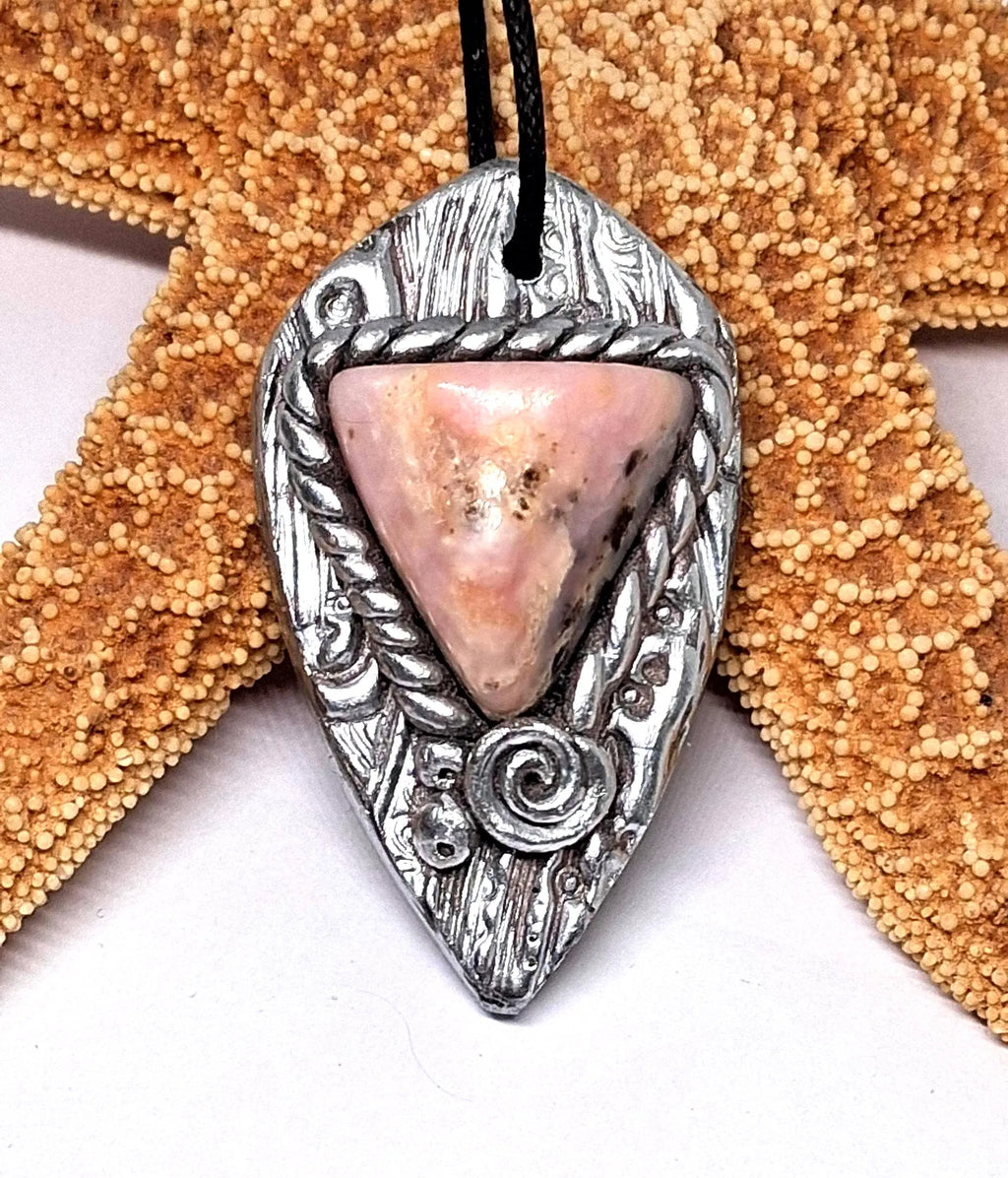 Andenopal Anhänger – Handgefertigt aus Peru | Ton & Opal | ca. 5×3 cm
