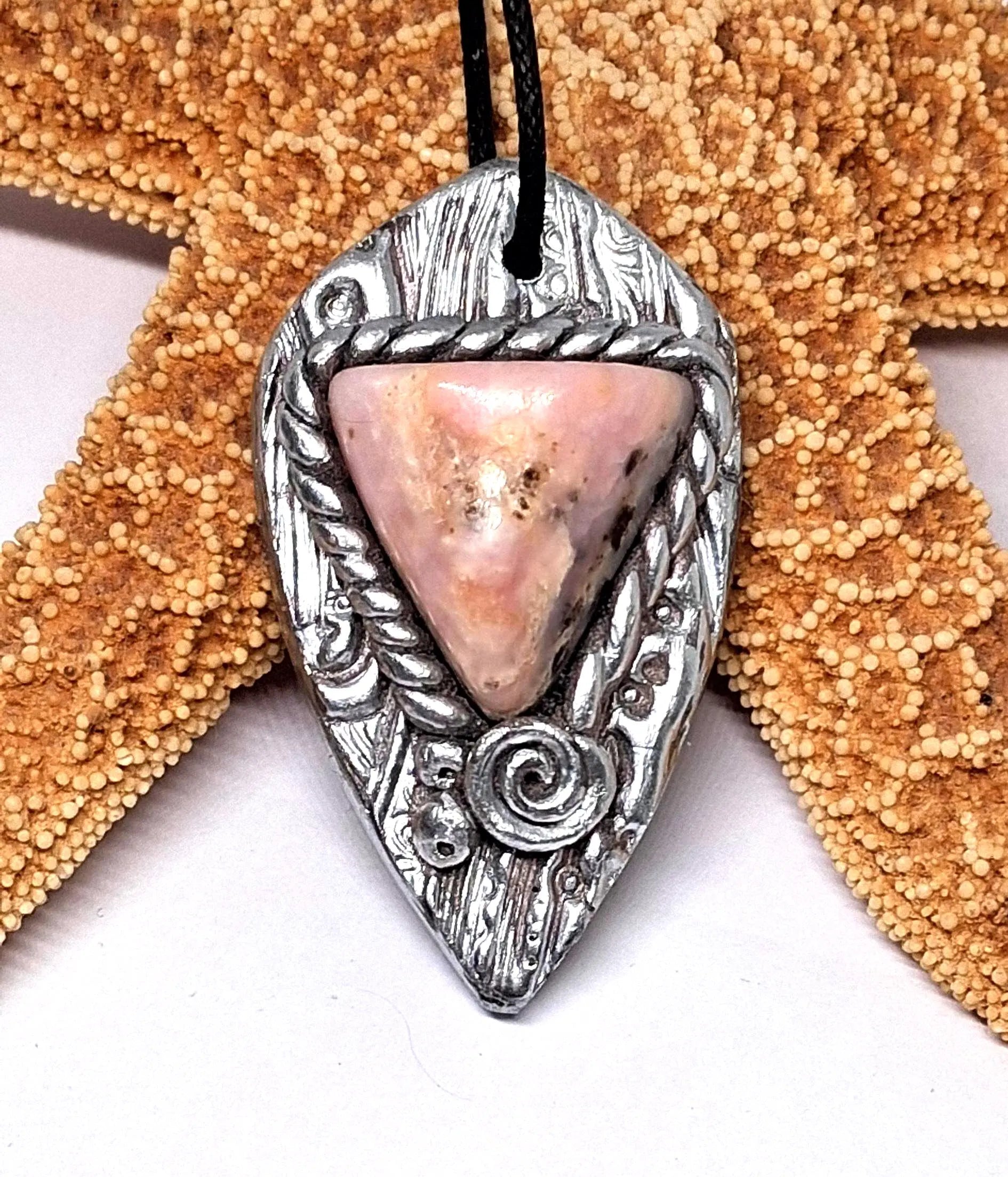 Andenopal Anhänger – Handgefertigt aus Peru | Ton & Opal | ca. 5×3 cm