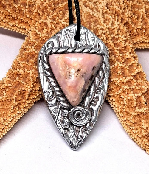 Andenopal Anhänger – Handgefertigt aus Peru | Ton & Opal | ca. 5×3 cm