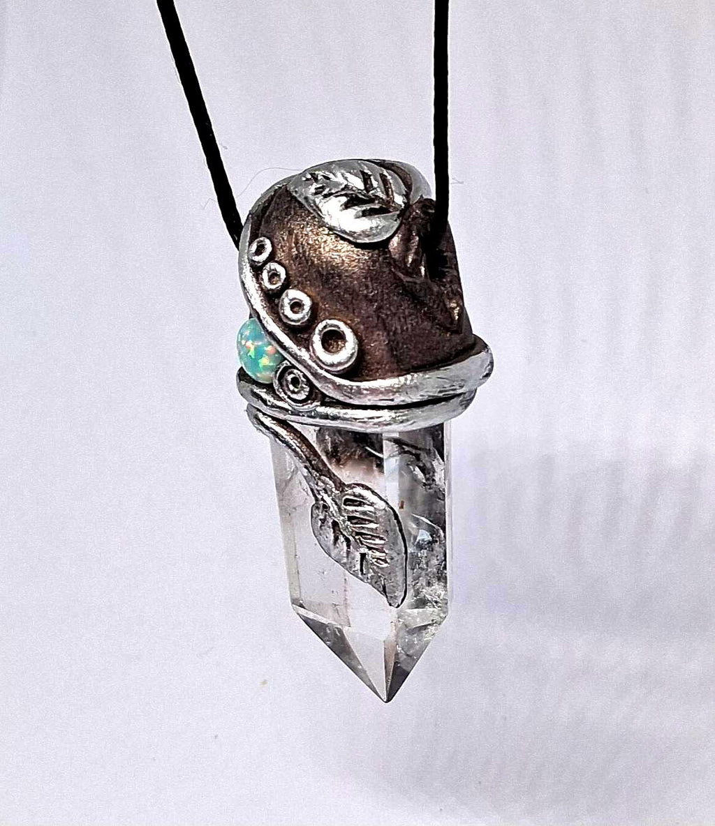 Bergkristallspitze mit Opalcabochon & Polymer Clay – Handgefertigter Anhänger