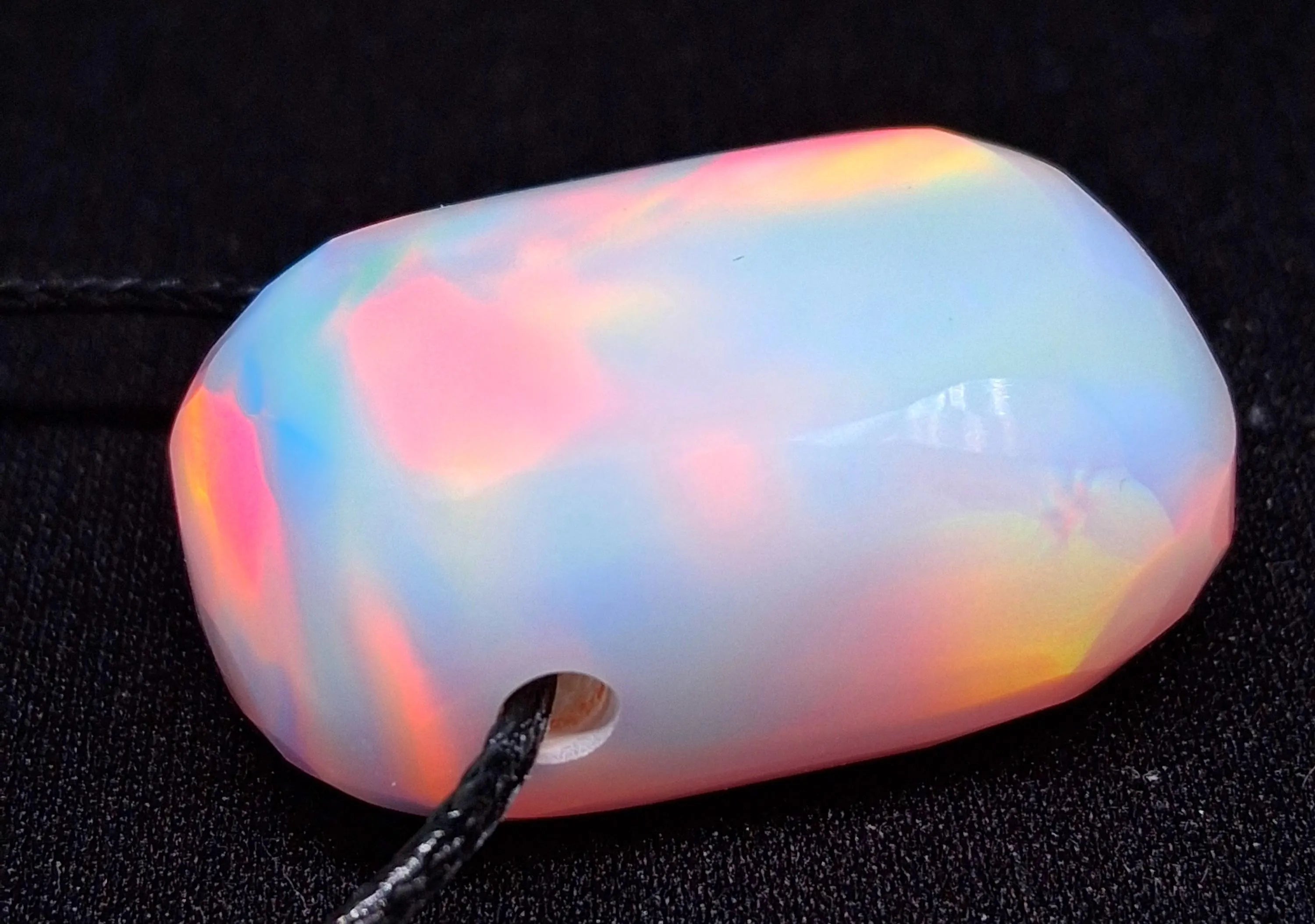 Aurora Opal Anhänger mit Kette – Regenbogen Schimmer | Synthetischer Opal Handarbeit Unikat