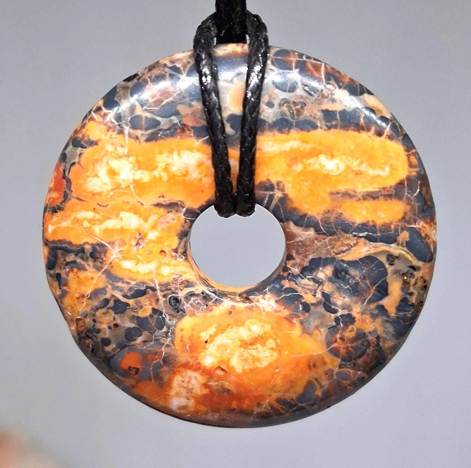 Leopardenjaspis Donut Anhänger – Wilde Eleganz | Ø30 mm