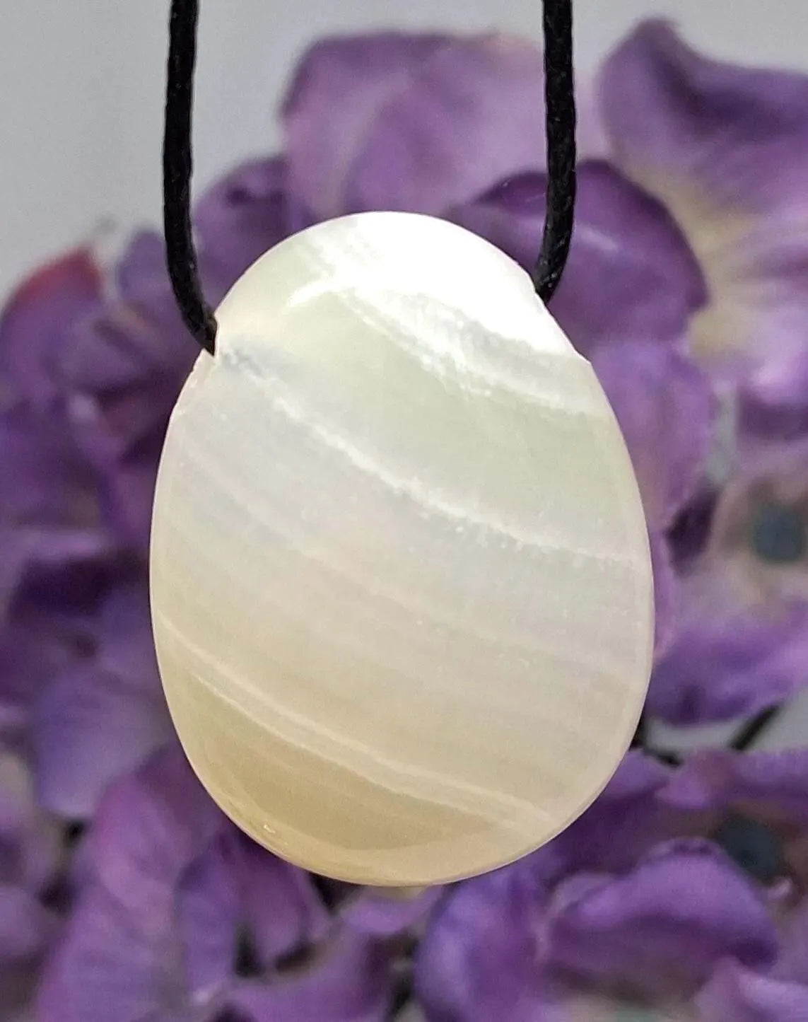 Grüner Aragonit Edelsteinanhänger – Zartgrüner Naturstein Schmuck