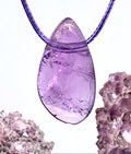 Amethyst Anhänger Tropfenform – seitlich gebohrt, inkl. Band