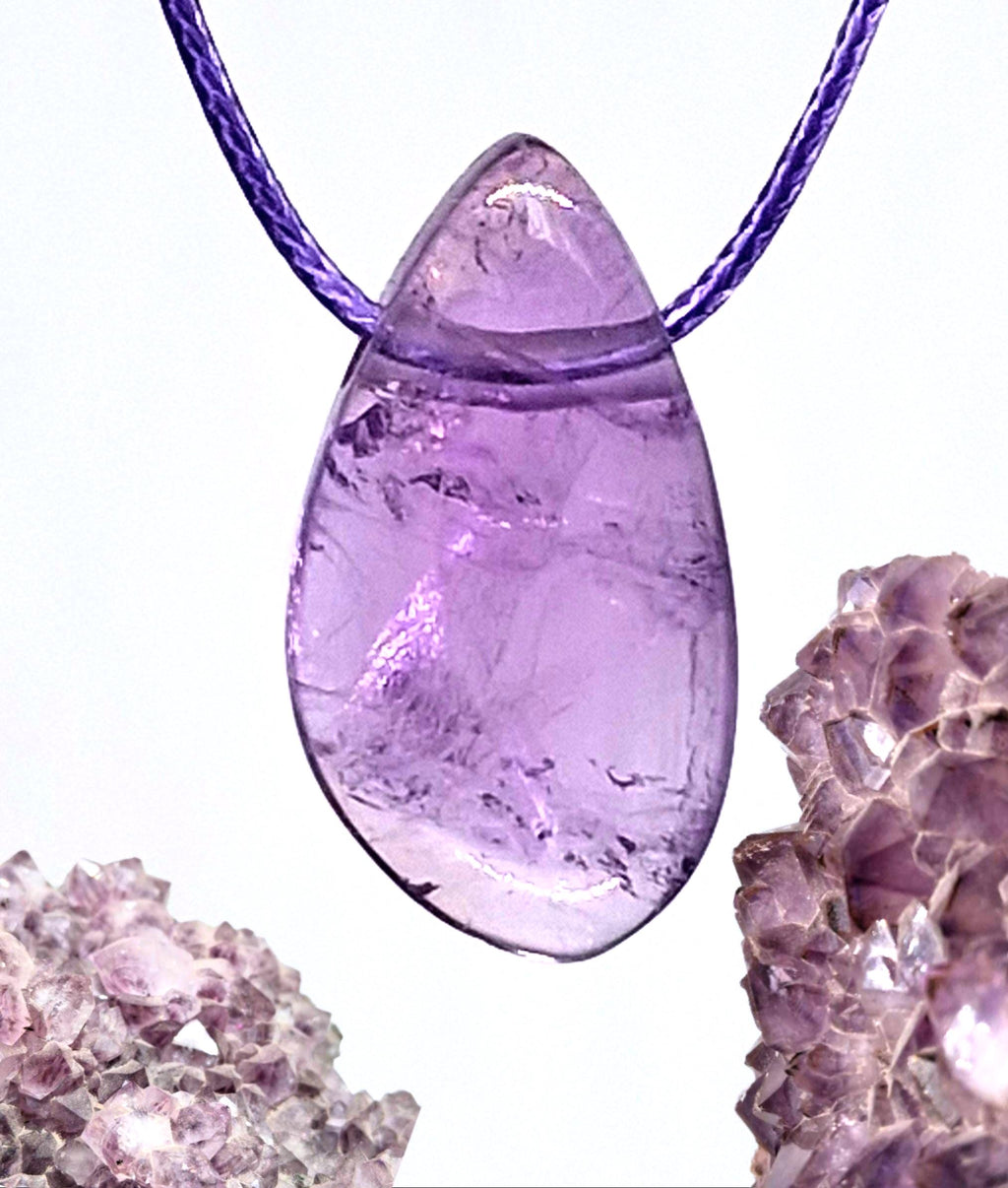 Amethyst Anhänger Tropfenform – seitlich gebohrt, inkl. Band