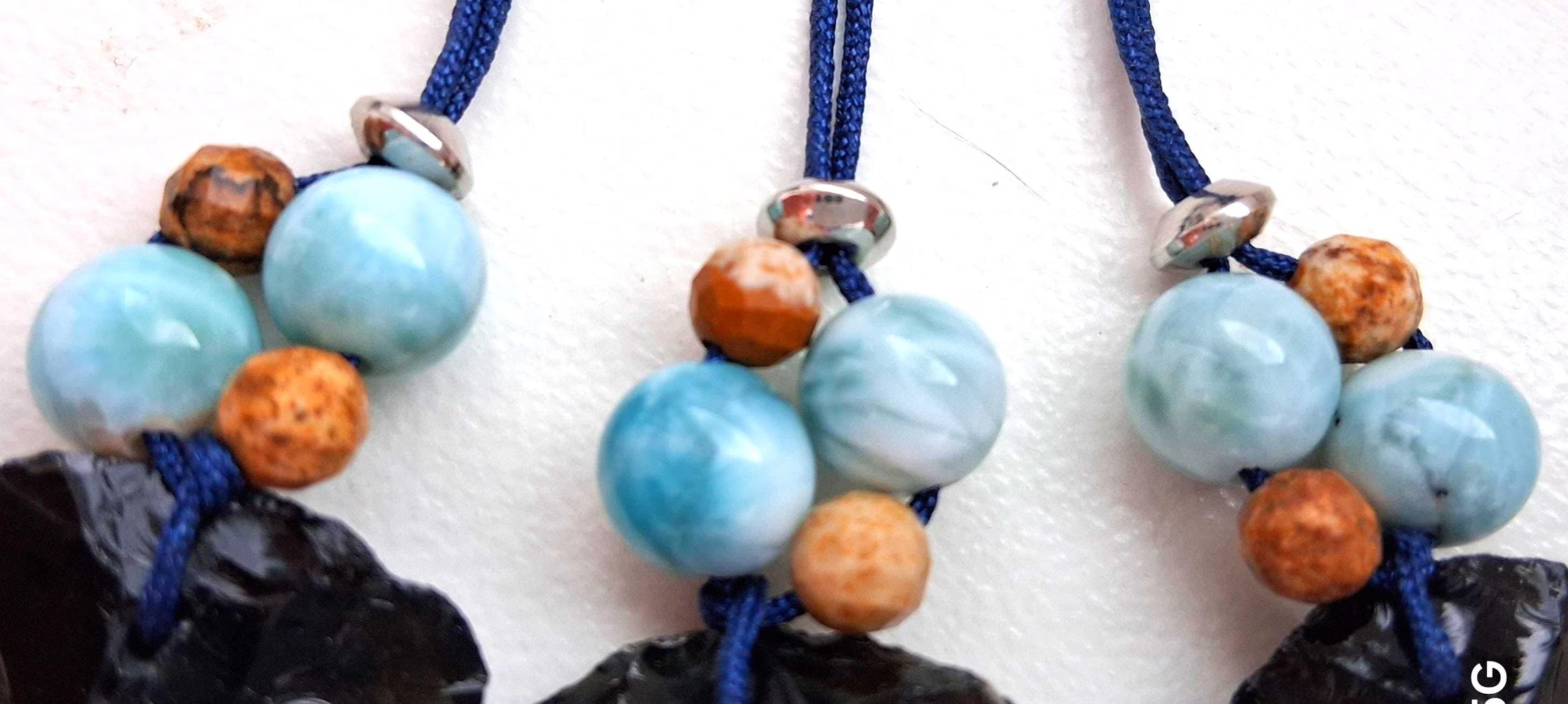 Pfeilspitzenobsidian Anhänger mit Larimar – Amulett, Makrameeband