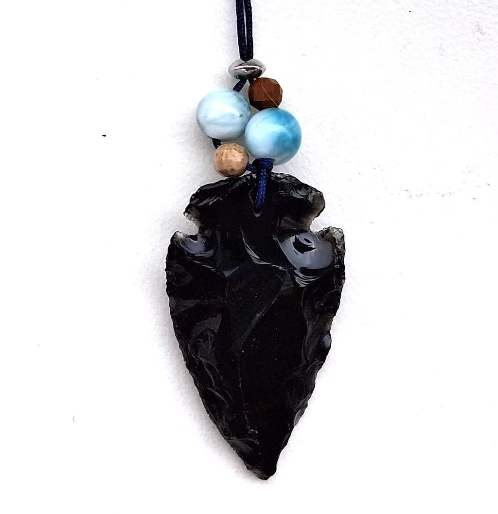 Pfeilspitzenobsidian Anhänger mit Larimar – Amulett, Makrameeband