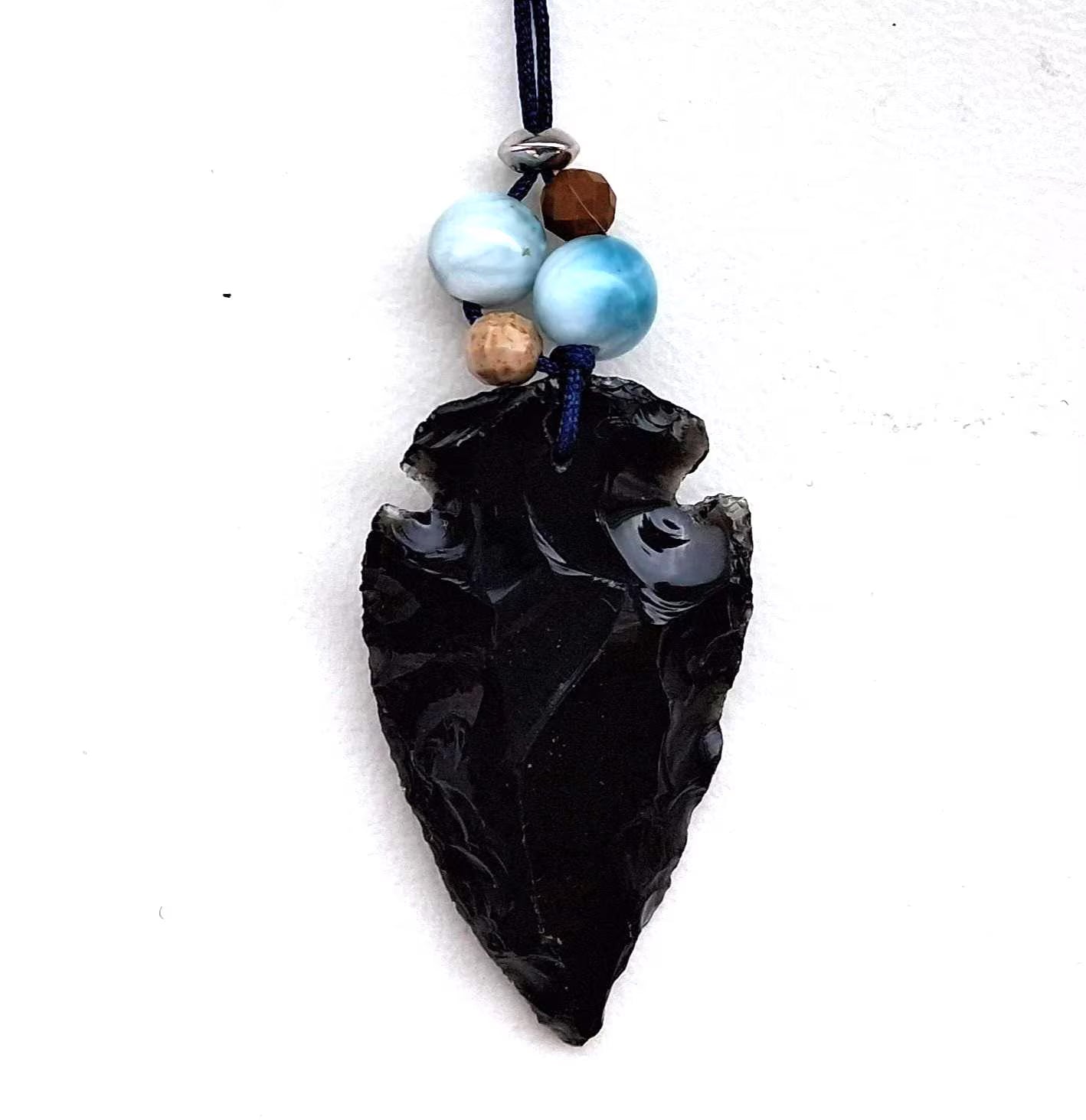 Pfeilspitzenobsidian Anhänger mit Larimar – Amulett, Makrameeband