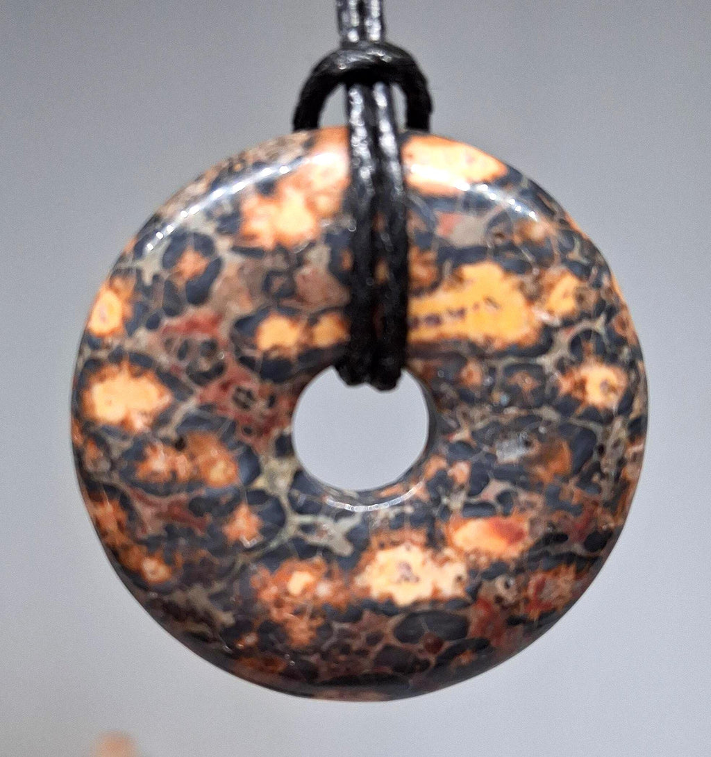 Leopardenjaspis Donut Anhänger – Wilde Eleganz | Ø30 mm
