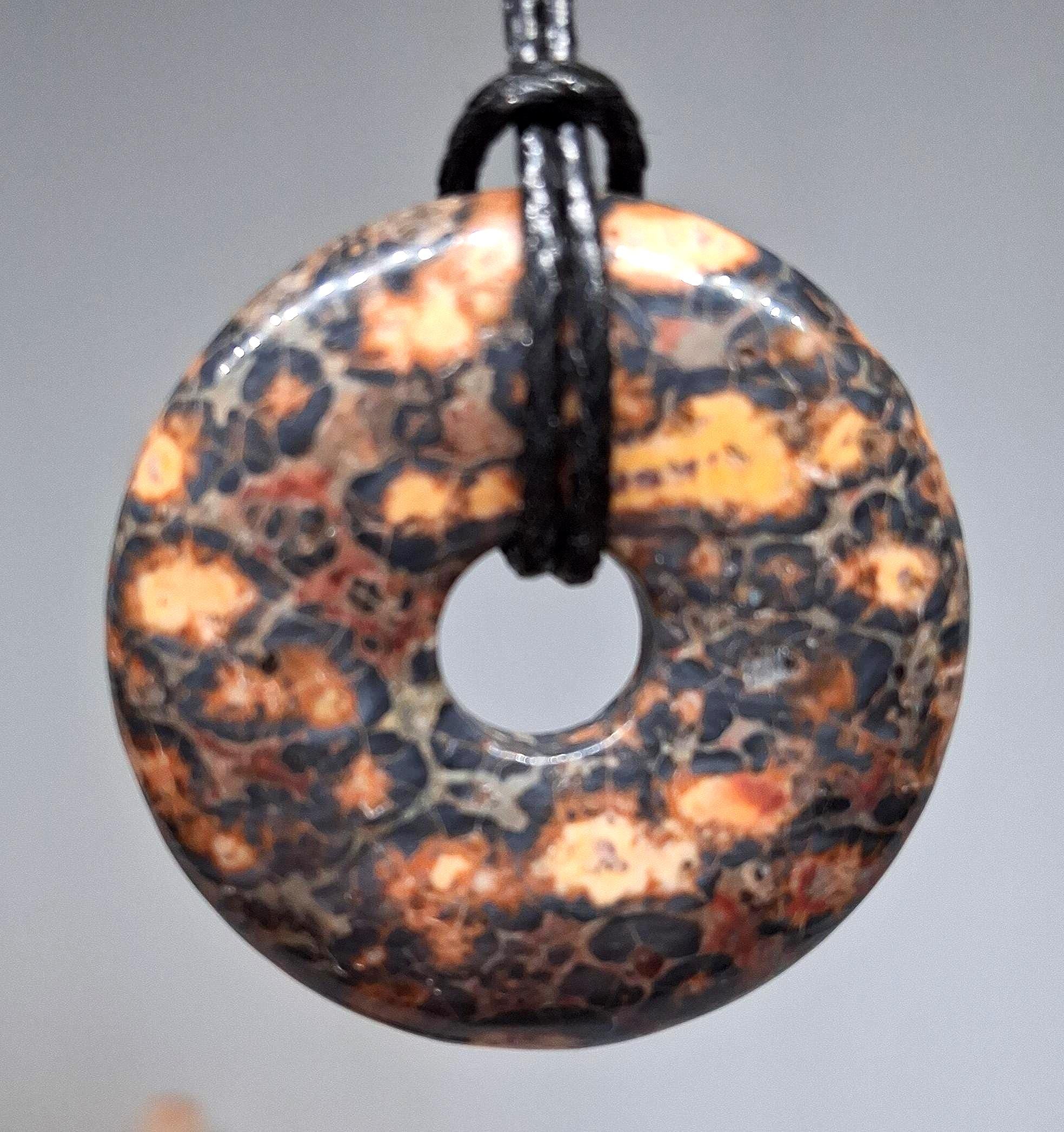 Leopardenjaspis Donut Anhänger – Wilde Eleganz | Ø30 mm