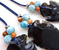 Pfeilspitzenobsidian Anhänger mit Larimar – Amulett, Makrameeband