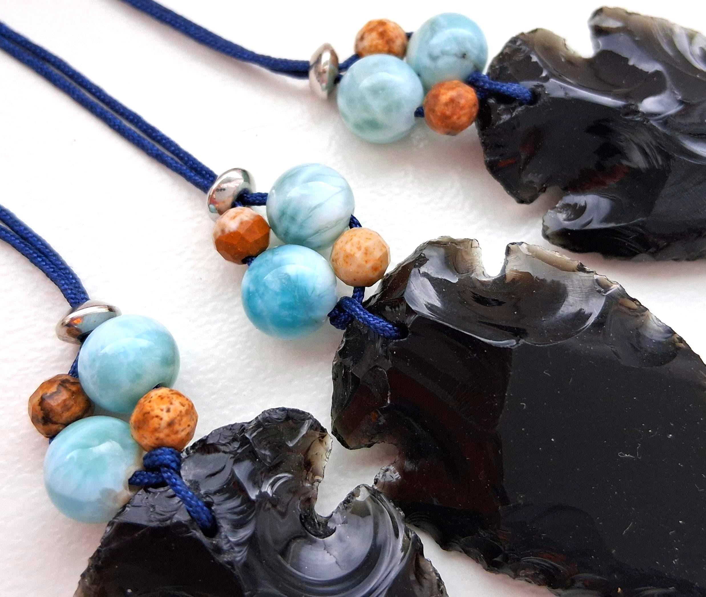 Pfeilspitzenobsidian Anhänger mit Larimar – Amulett, Makrameeband