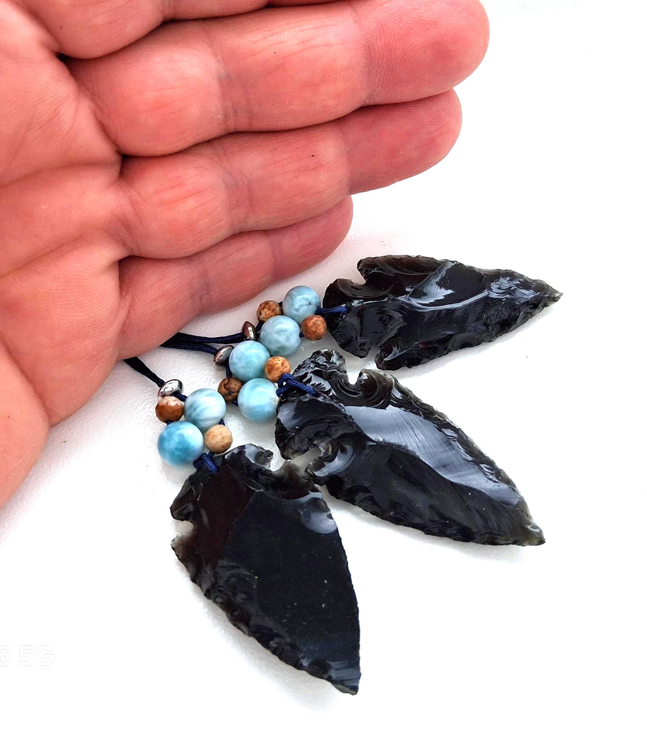 Pfeilspitzenobsidian Anhänger mit Larimar – Amulett, Makrameeband