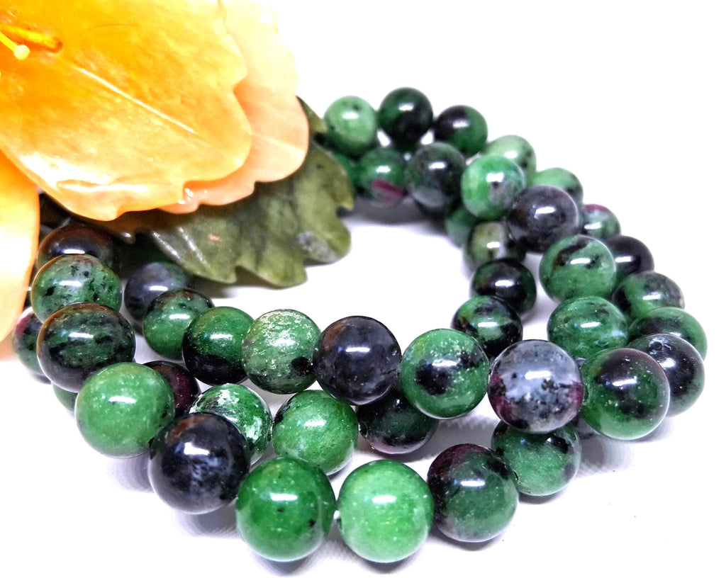 Zoisit Armband Avocadogrün mit Rubin – 8 mm Perlen, 19 cm, Handarbeit