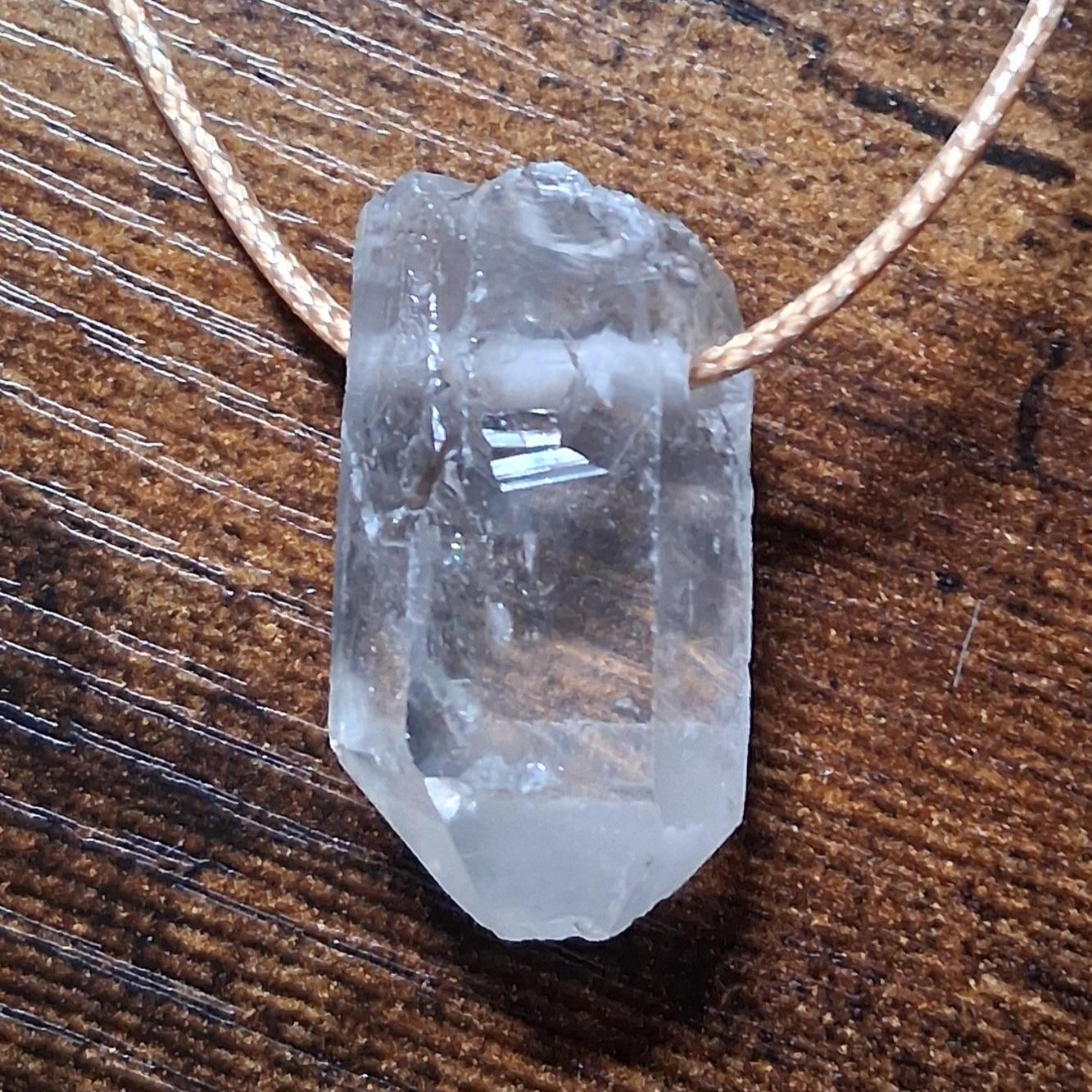 Bergkristall Spitze Anhänger – Naturbelassener Quarz | Edelstein Schmuck