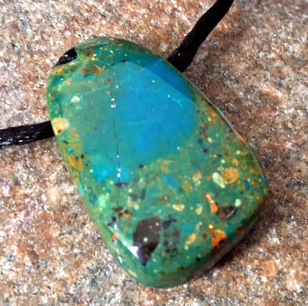 Atacama Opal Anhänger – chilenischer Blauopal, Lochstein, 35 × 21 mm