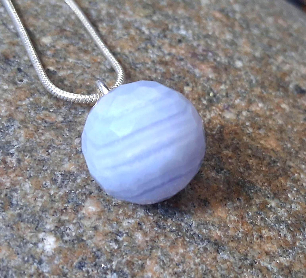 Chalcedon Anhänger facettiert – Himmelblau mit 925 Silberkette