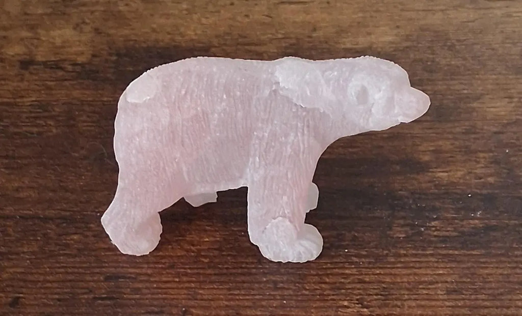 Eisbär aus Rosenquarz – Handgeschnitzte Edelsteinfigur | 80×50×30 mm