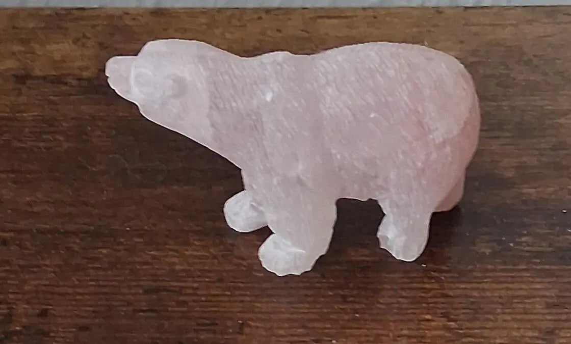 Eisbär aus Rosenquarz – Handgeschnitzte Edelsteinfigur | 80×50×30 mm