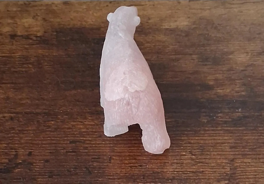 Eisbär aus Rosenquarz – Handgeschnitzte Edelsteinfigur | 80×50×30 mm