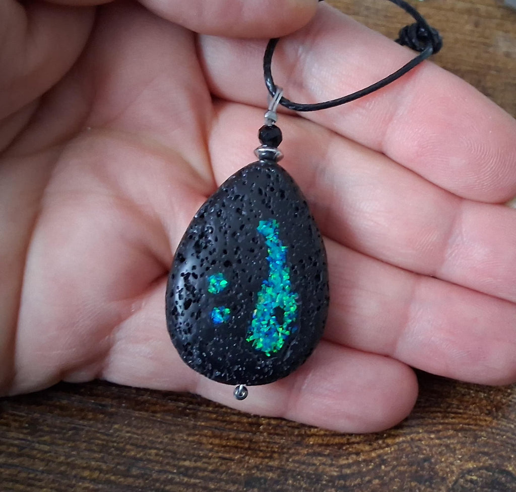 Lava Anhänger mit Opalsynthese – Vulkanstein Schmuck, 40×25 mm