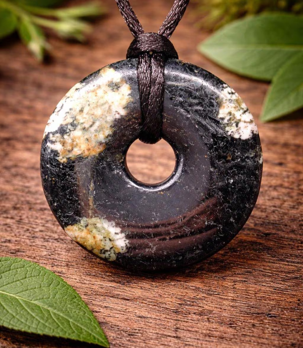 Khyberstein Donut Anhänger – Seltener Hornblende-Stein aus Pakistan