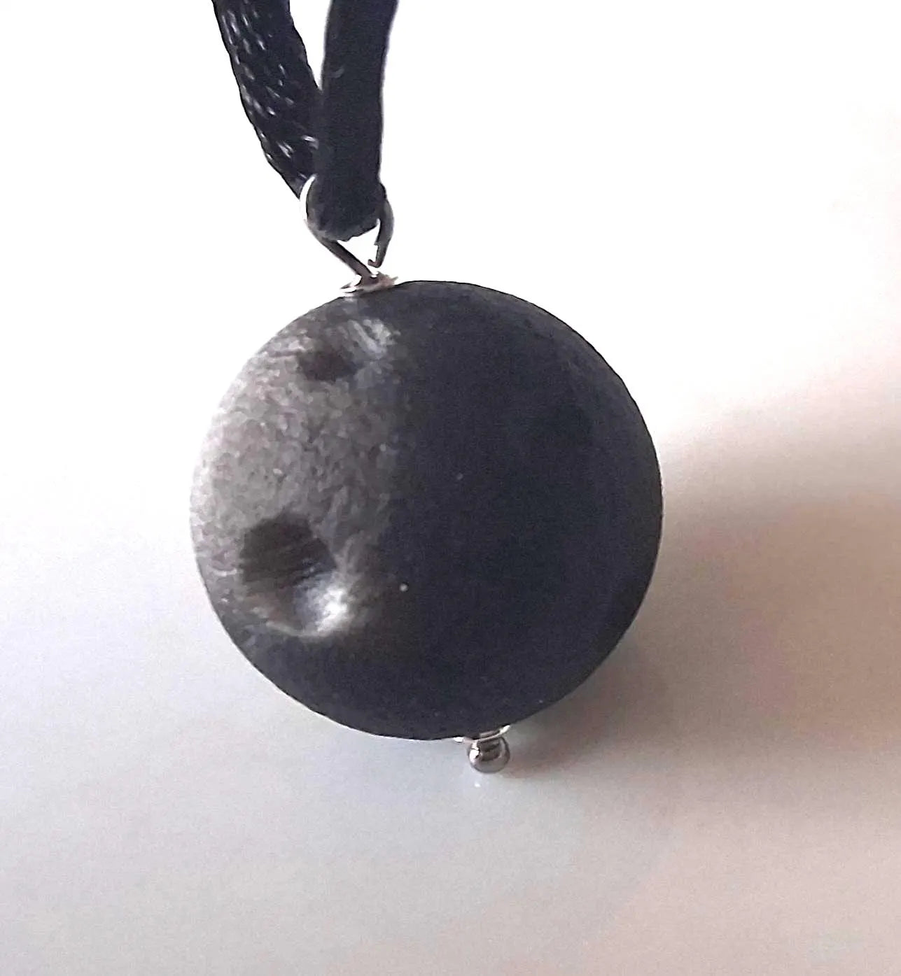 Silberobsidian Mond Anhänger mit 925 Silberkappen – 20 mm, Schutzstein