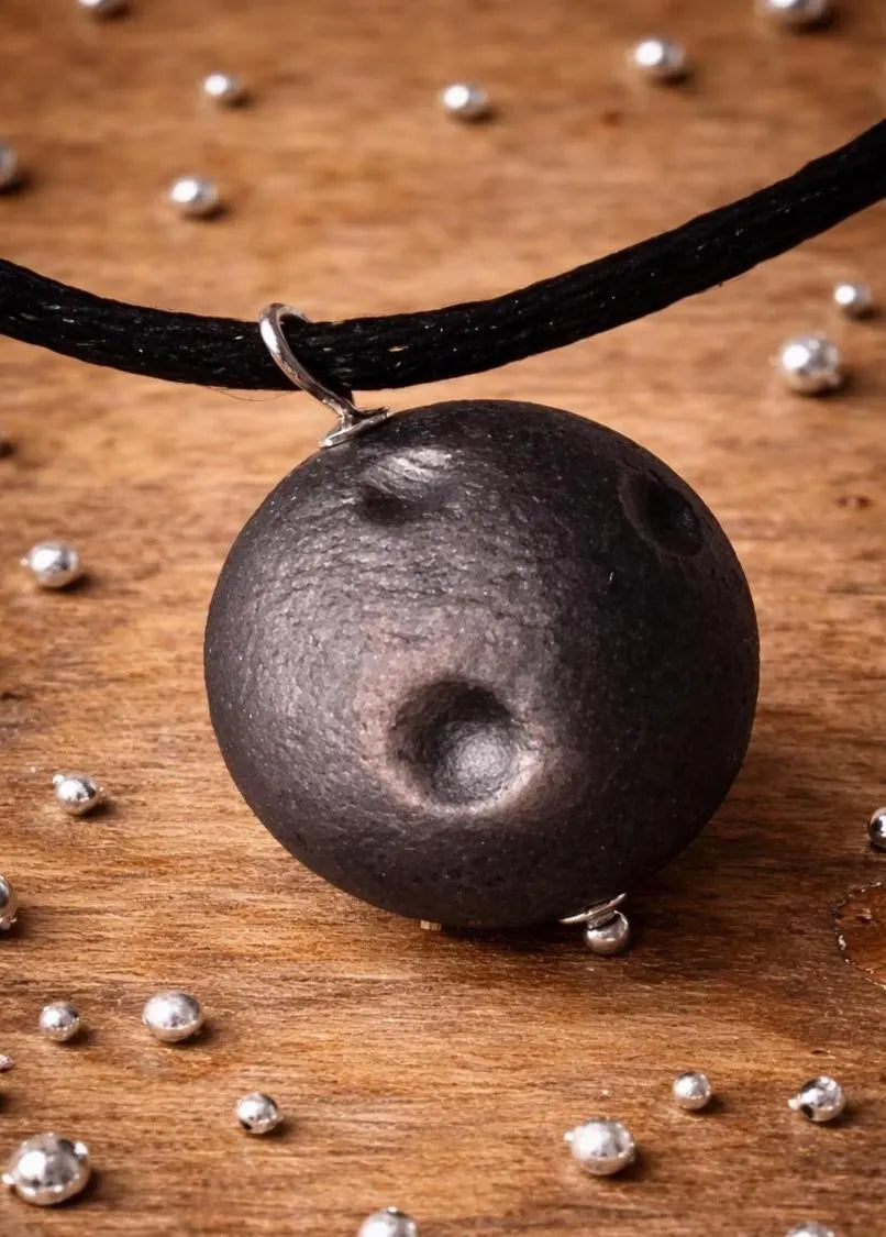 Silberobsidian Mond Anhänger mit 925 Silberkappen – 20 mm, Schutzstein